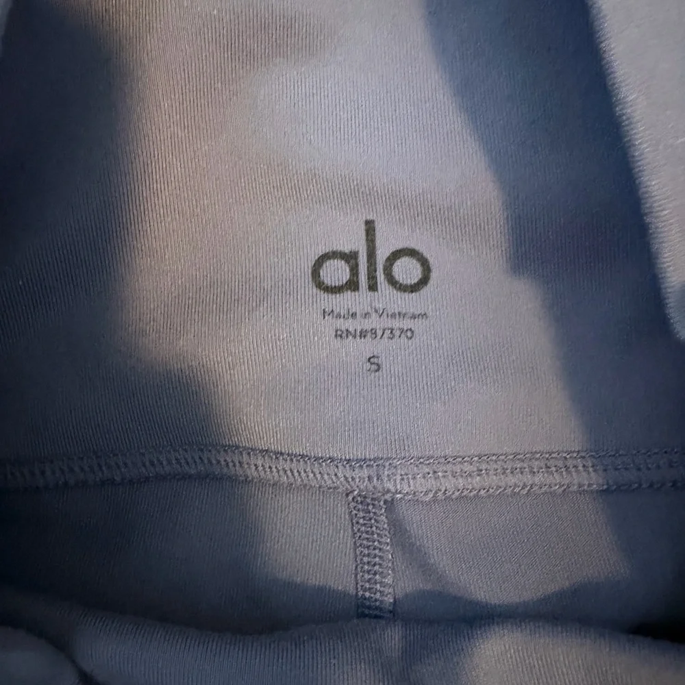 ALO Yoga Lilac Leggings - Picture 4 of 5